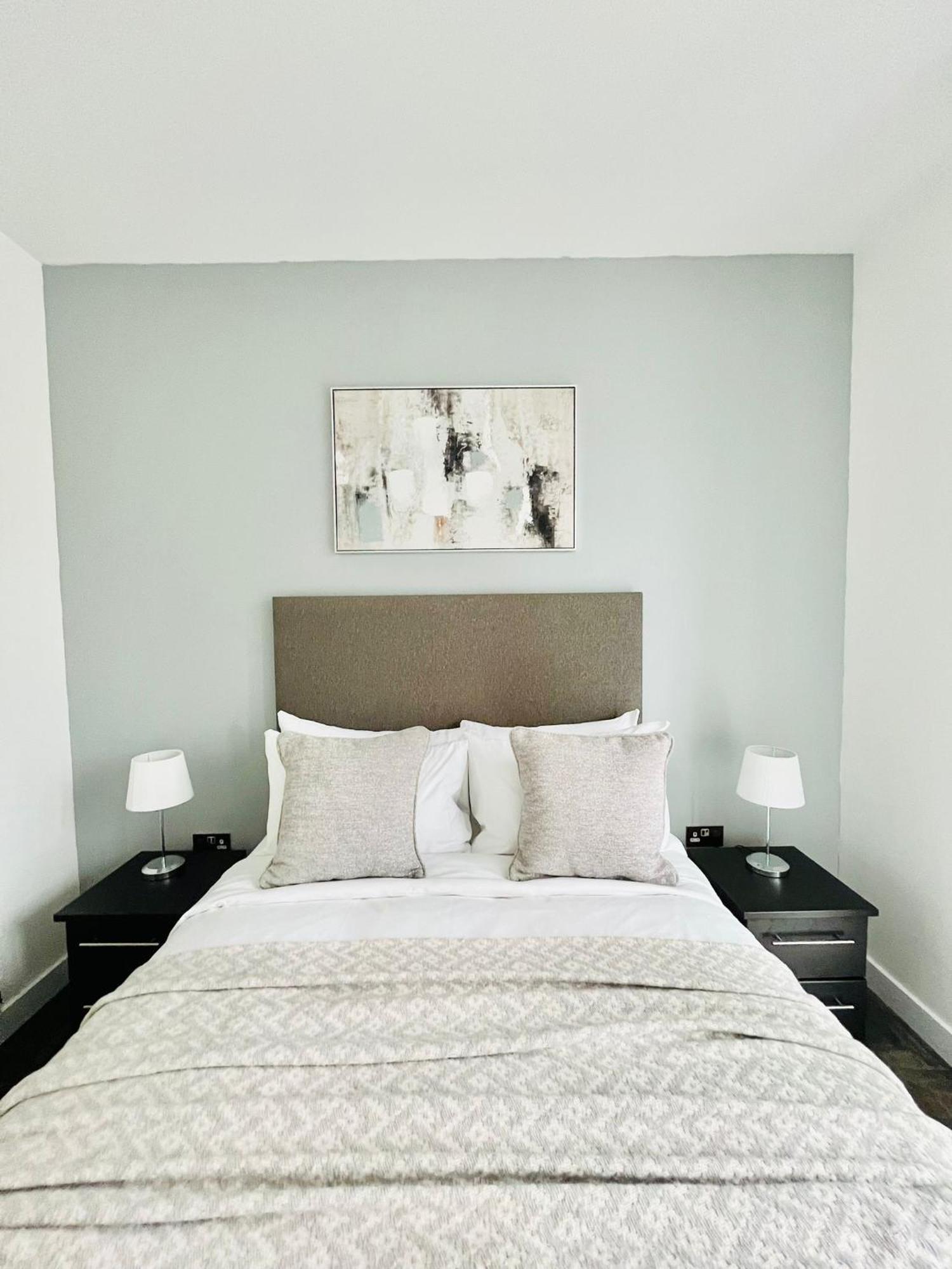 Luxurious - Prime Location Near Excel, O2 & Canary Wharf Apartment *