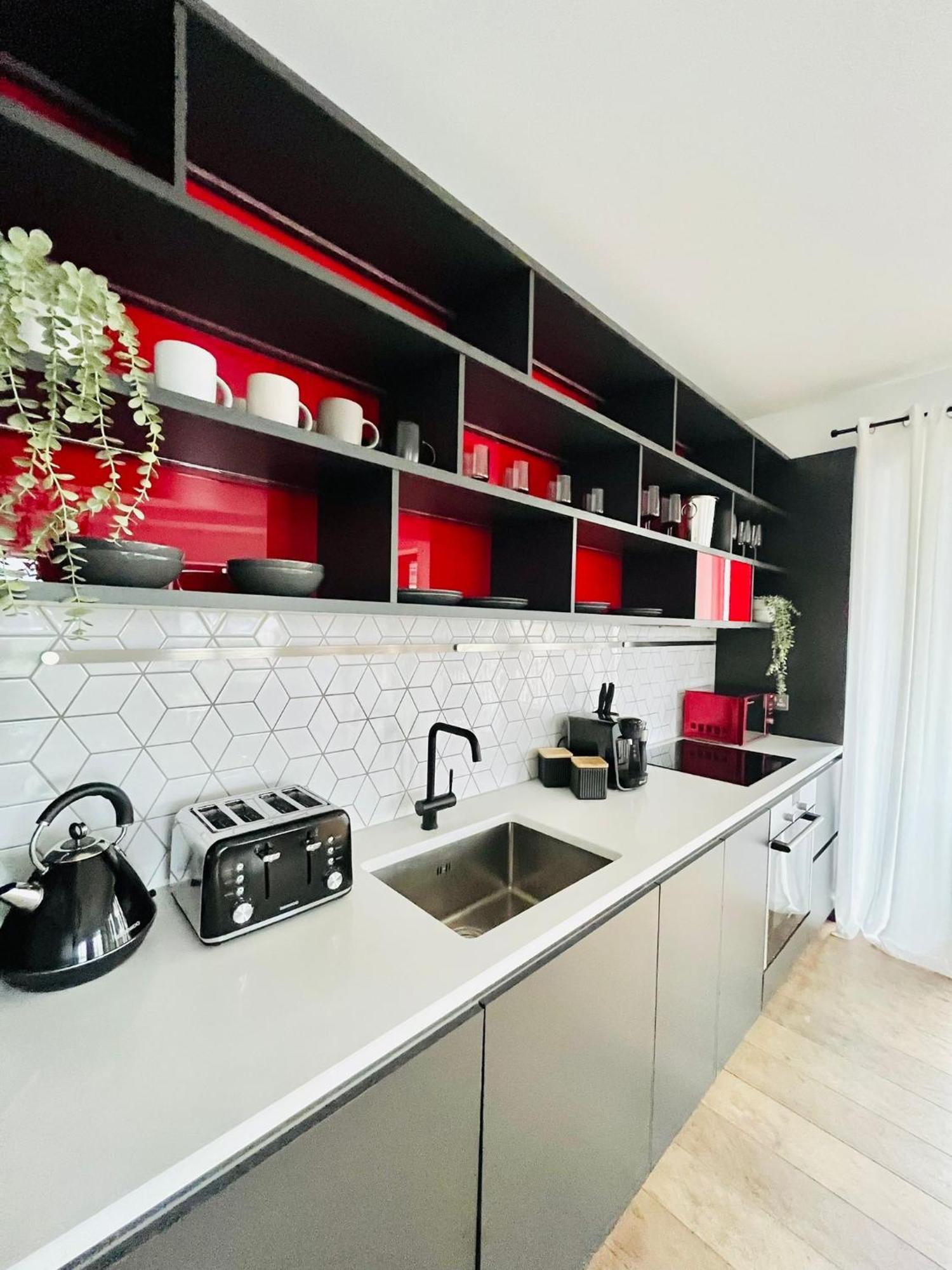 Luxurious - Prime Location Near Excel, O2 & Canary Wharf Apartment *